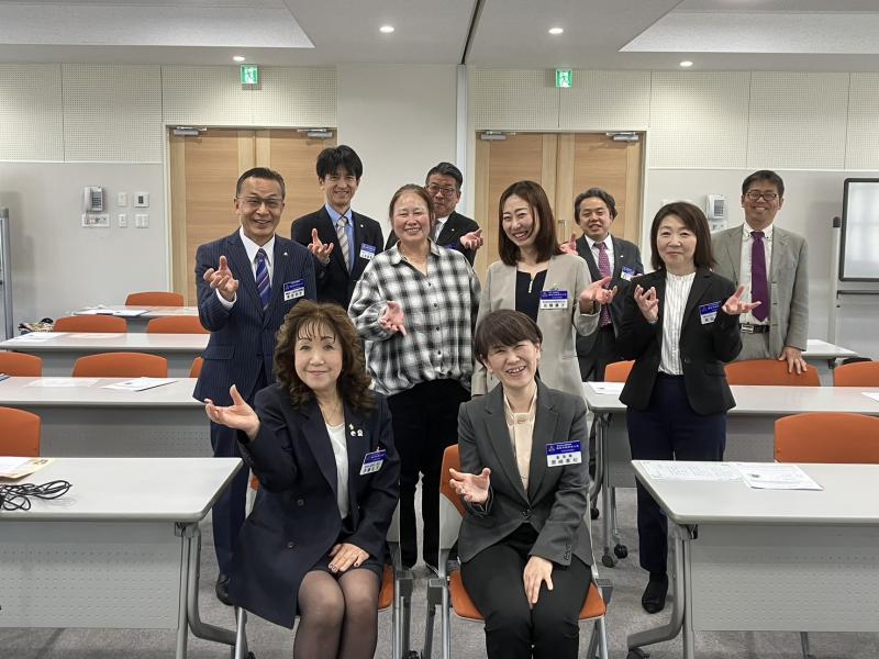 講師　栗崎真紀氏を囲んで　モーニングセミナー集合写真